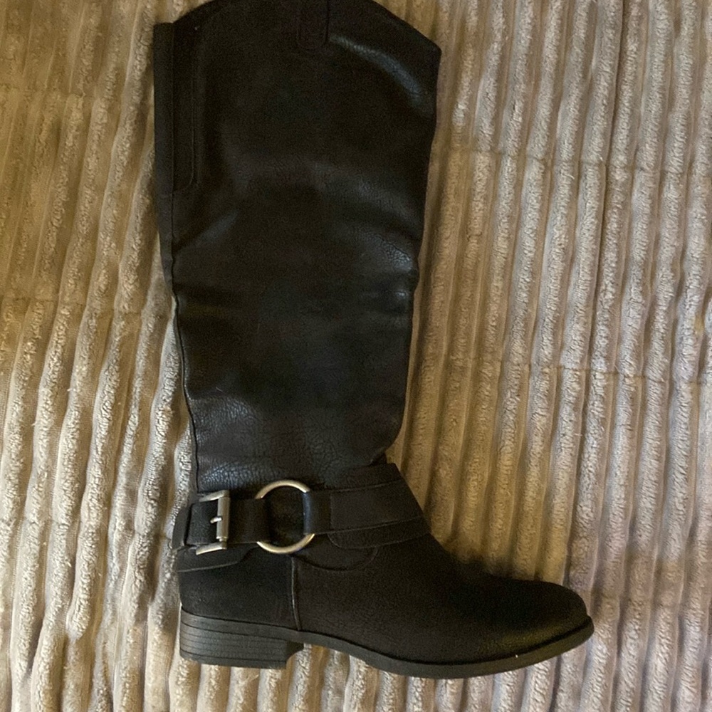 Woman’s tall black Bass boots